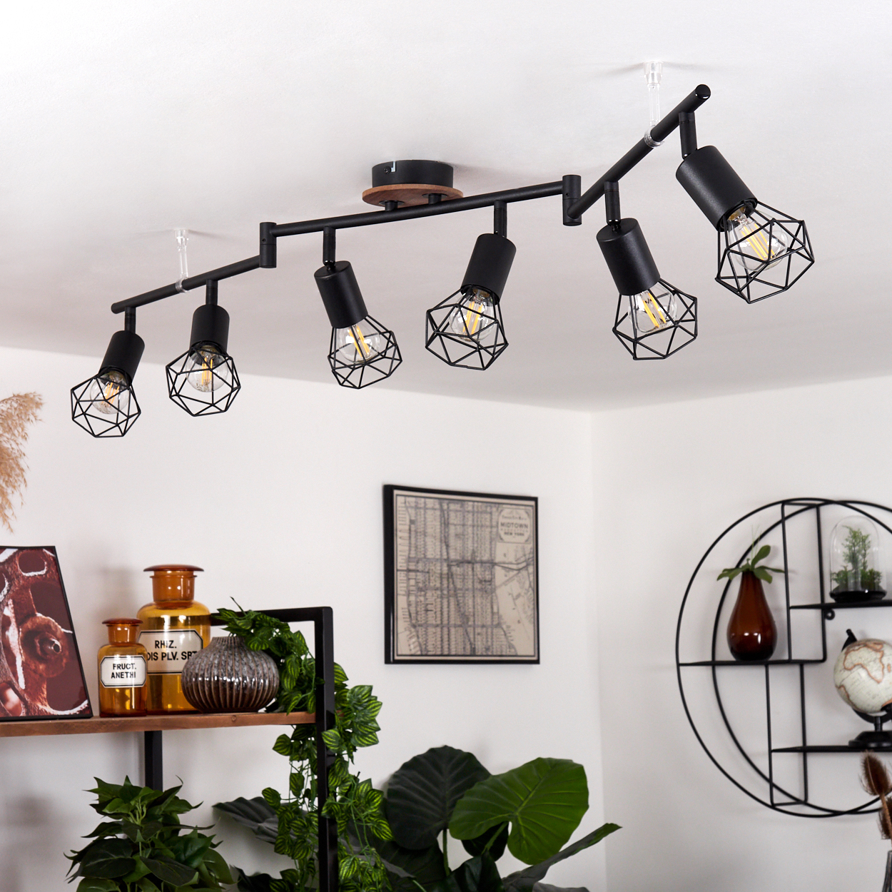 Schwarzer Deckenstrahler mit sechs Käfiglampen und Edison-Glühbirnen auf weißem Hintergrund.
