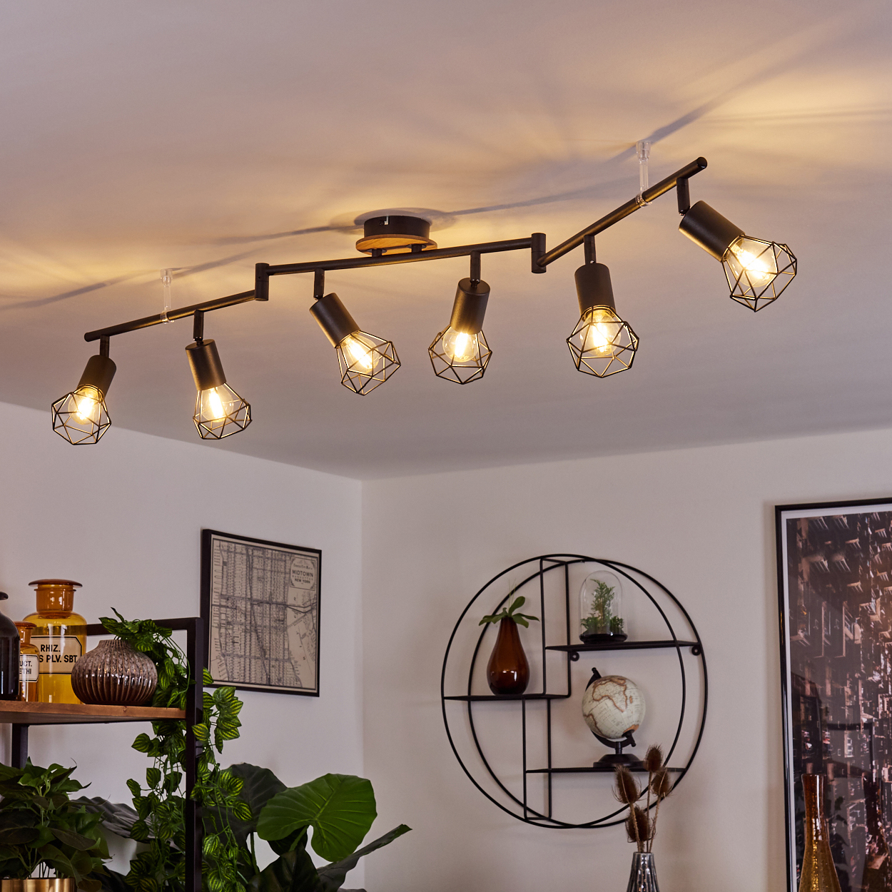 Schwarzer Deckenstrahler mit sechs Lampen und geometrischen Käfigschirmen.