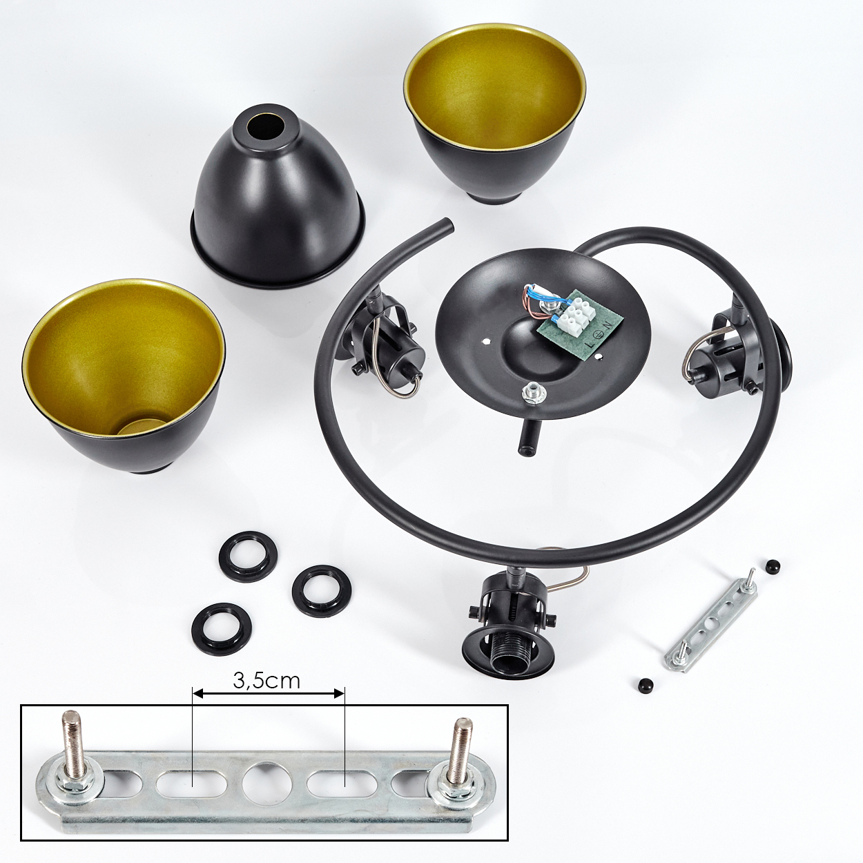 Teile einer schwarzen Lampe mit goldenen Schirmen und Montagezubehör.