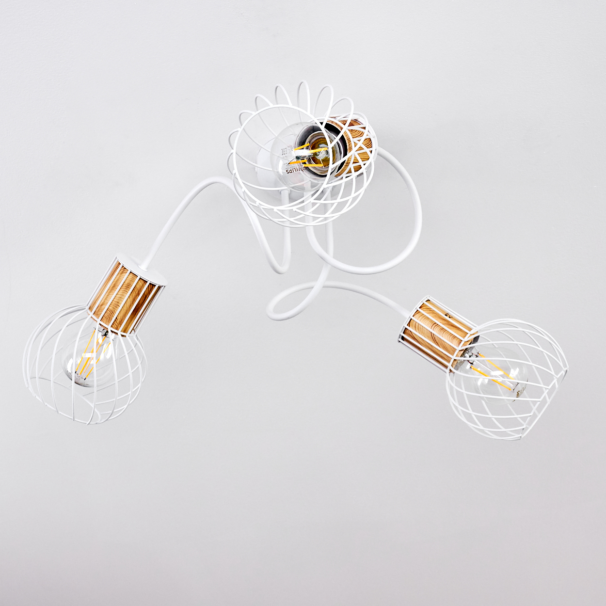 Weiße Lampe mit zwei Glühbirnen und Holzakzenten an einem weißen Deckenanschluss.