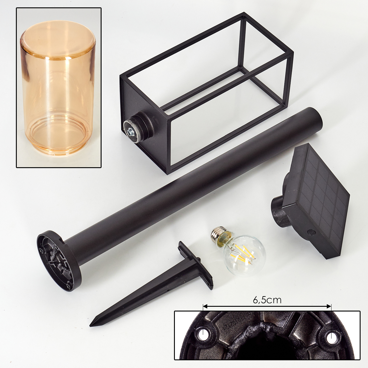 Teile einer schwarzen Solarleuchte: Glaskolben, Gestell, Stange, Erdspieß, Glühbirne und Solarpanel.