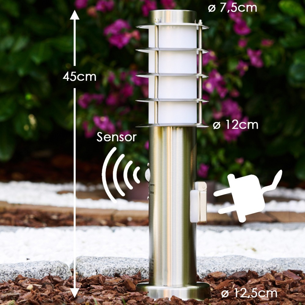 Edelstahl-Gartenleuchte mit Sensor, 45cm hoch, Ø 12cm. Lila Blüten im Hintergrund.