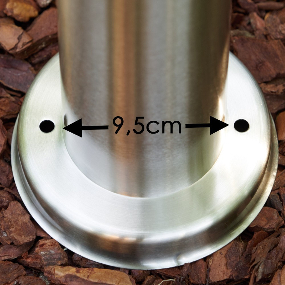 Metallfuß mit 9,5 cm Abstand zwischen den Bohrlöchern auf Rindenmulch.