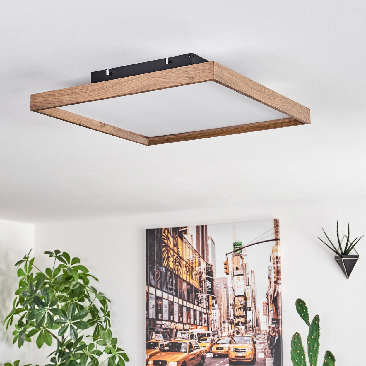 Moderne Deckenleuchte mit Holzrahmen und weiem Diffusor, über einem New York-Bild.