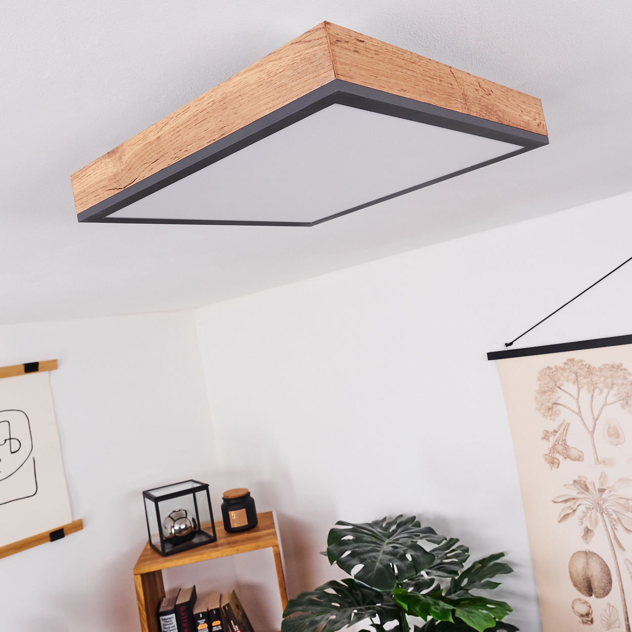 Moderne Deckenleuchte mit Holzrahmen und weißem Leuchtmittel.
