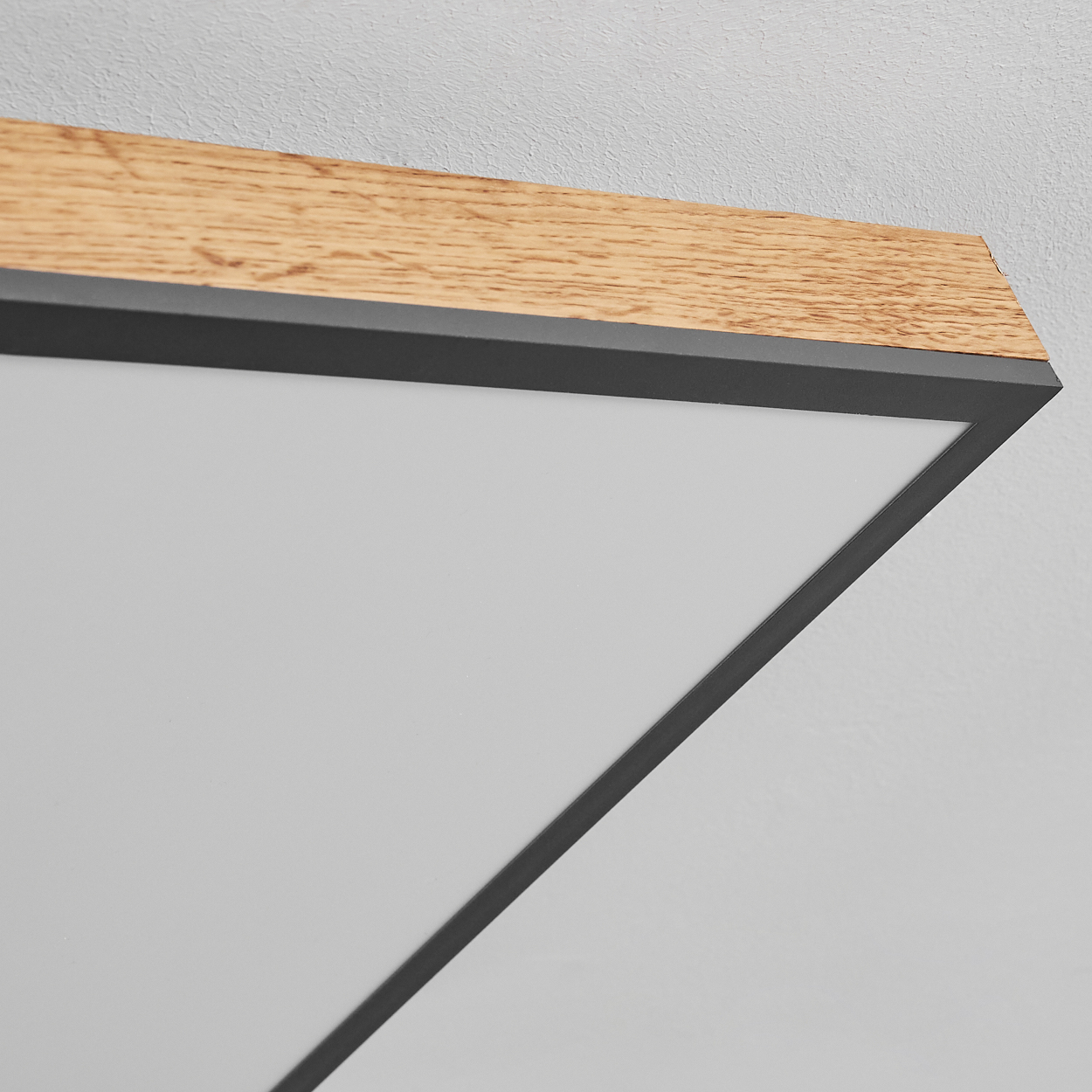 Ein Holzbalken mit dunklem Rahmen und weißer Fläche.