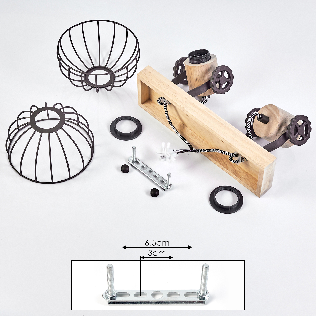 Teile einer Pendelleuchte: Drahtkörbe, Holz, Metallhalterung und Kabel.