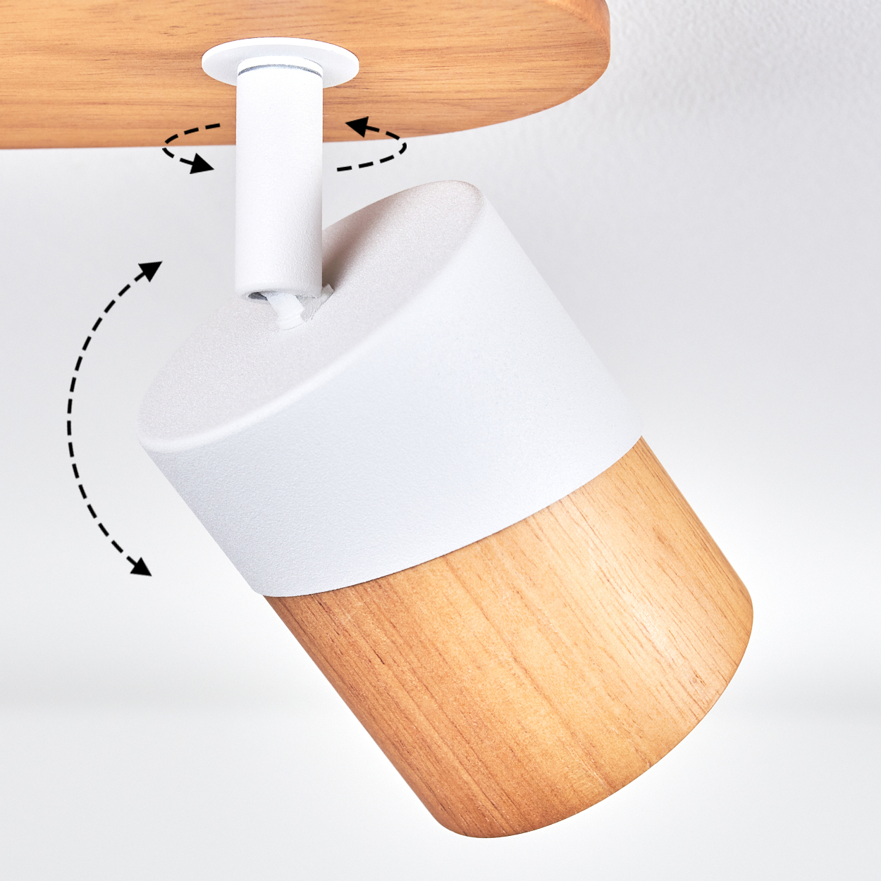 Eine weiße Lampe mit Holzdetails an einer Decke, die sich drehen lässt.