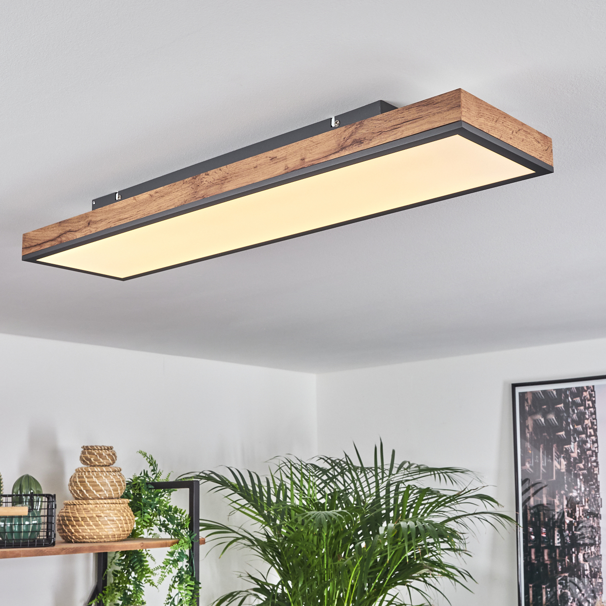 Eine rechteckige Deckenleuchte mit Holzrahmen und beleuchtetem Diffusor.