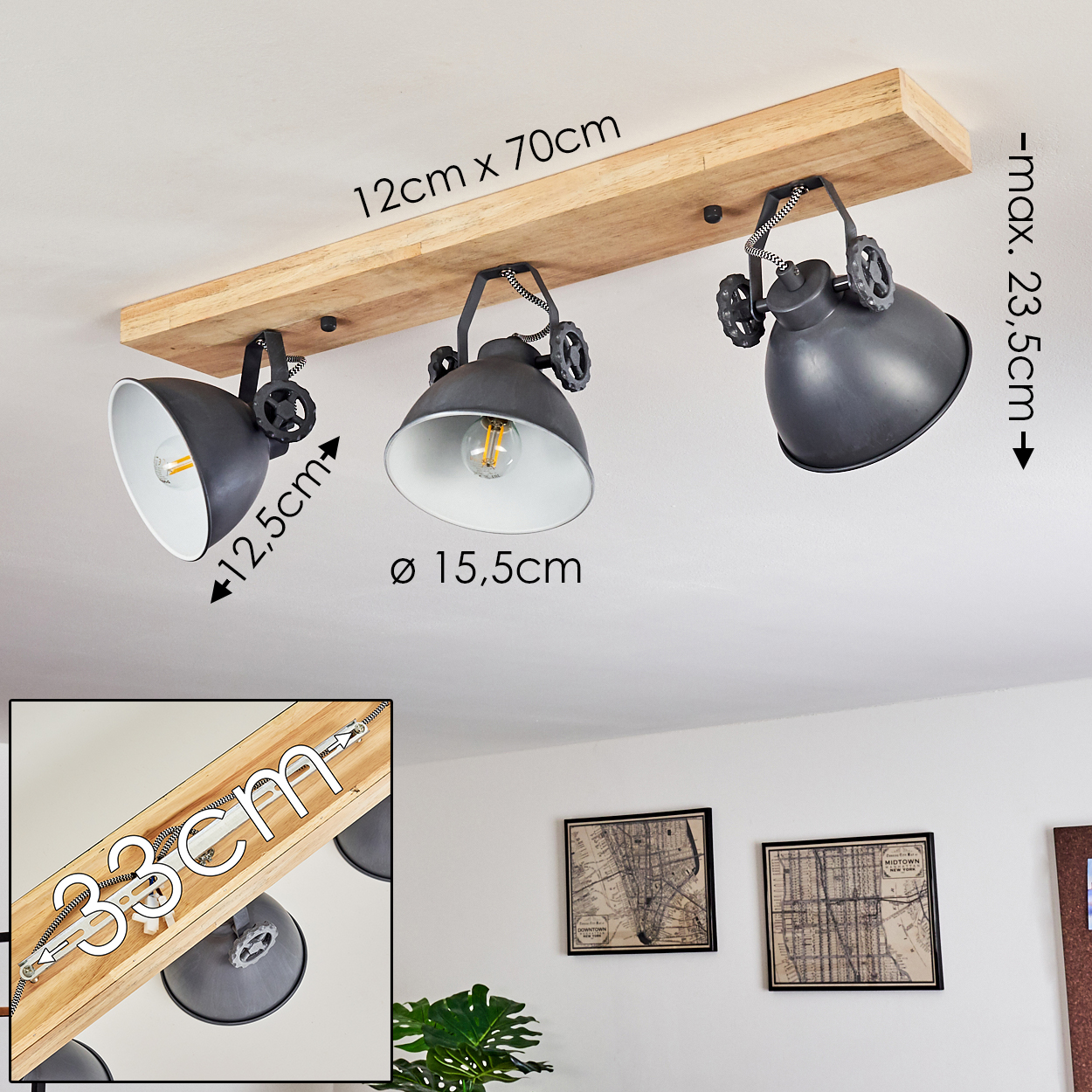 Holzdeckenleuchte mit drei schwarzen Lampenschirmen und verstellbaren Armen.