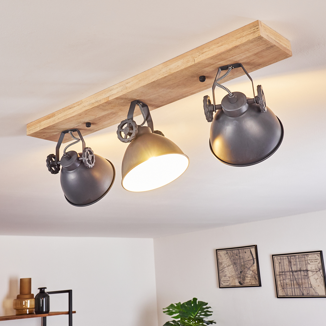 Deckenleuchte mit Holzbasis und drei grauen Metalllampenschirmen im Industriestil.