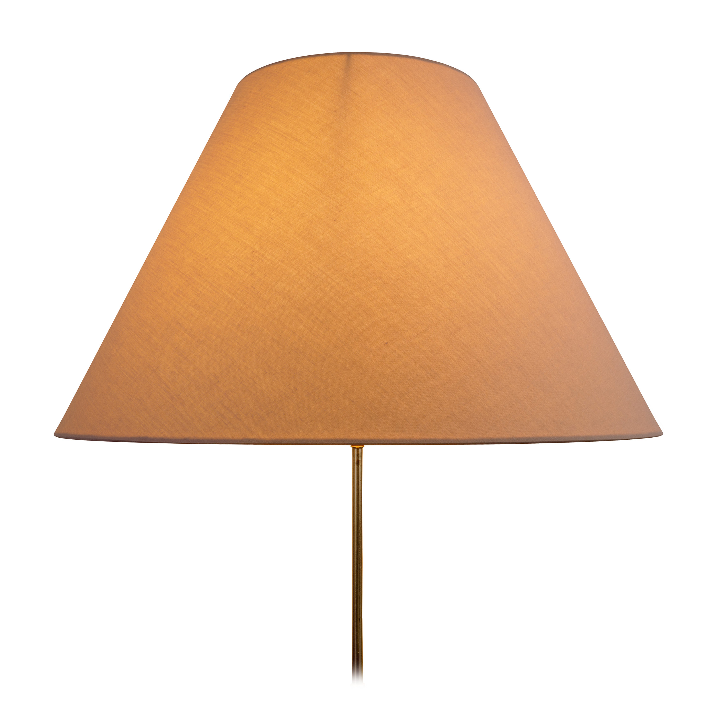 Ein konischer Lampenschirm aus beigem Stoff mit einem dünnen goldenen Ständer.