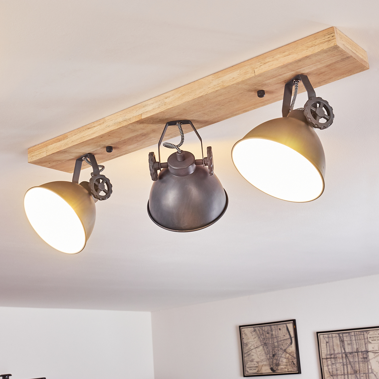 Deckenleuchte mit Holzsockel und drei Metallschirm-Spots.