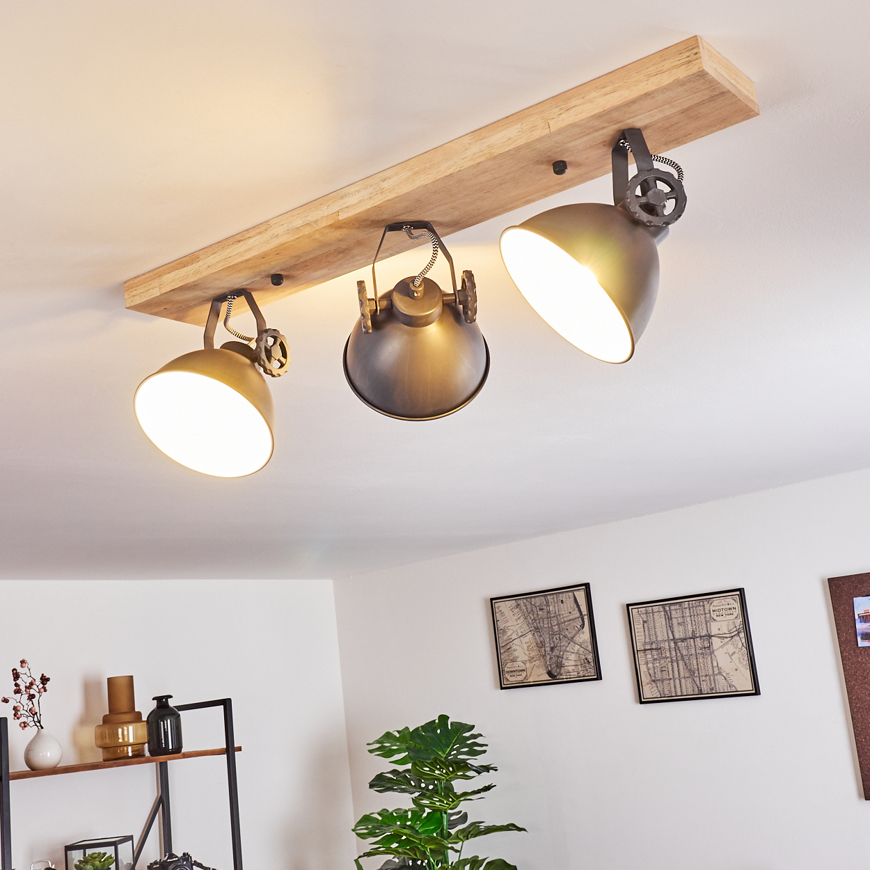 Holzstrahler mit drei Lampenschirmen aus Metall und Zahnrad-Details.
