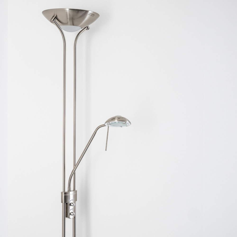 Eine silberne Stehlampe mit zwei Lichtern vor weißem Hintergrund.