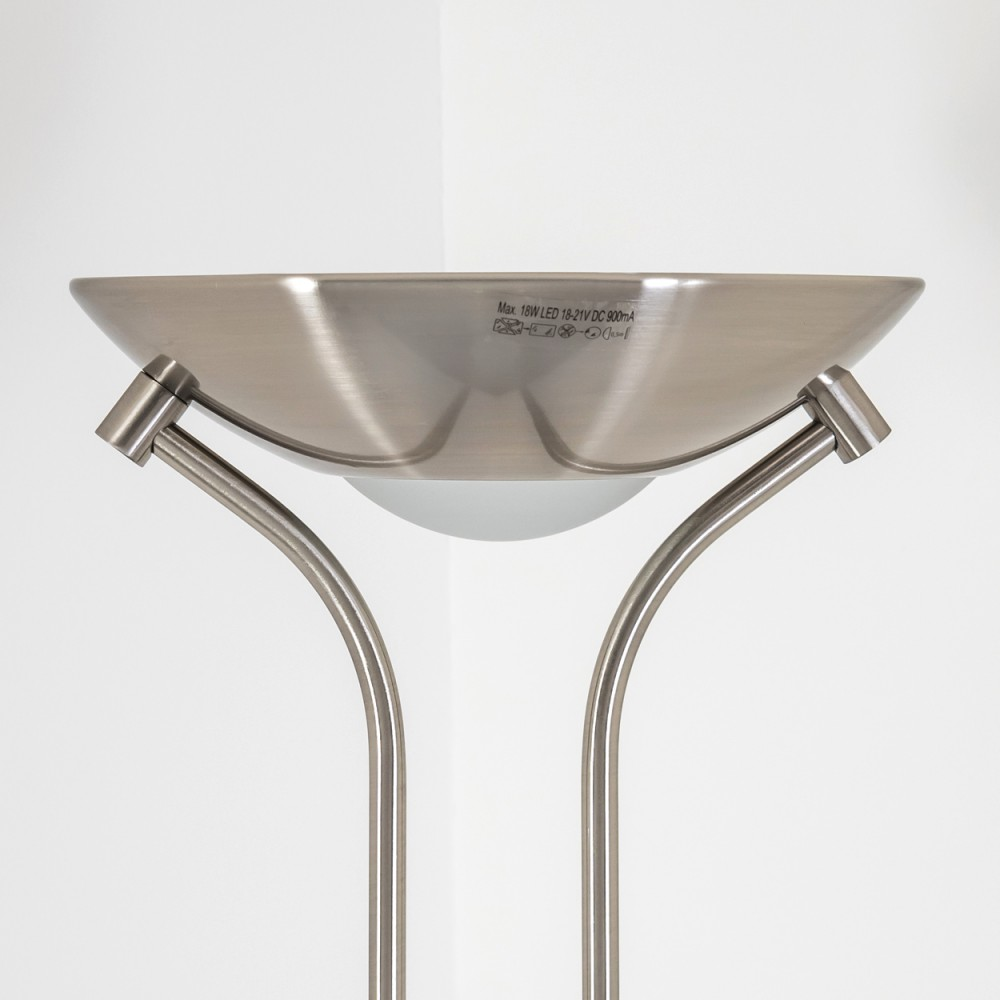 Nahaufnahme einer Lampe mit silbernem Schirm und Glühbirne.
