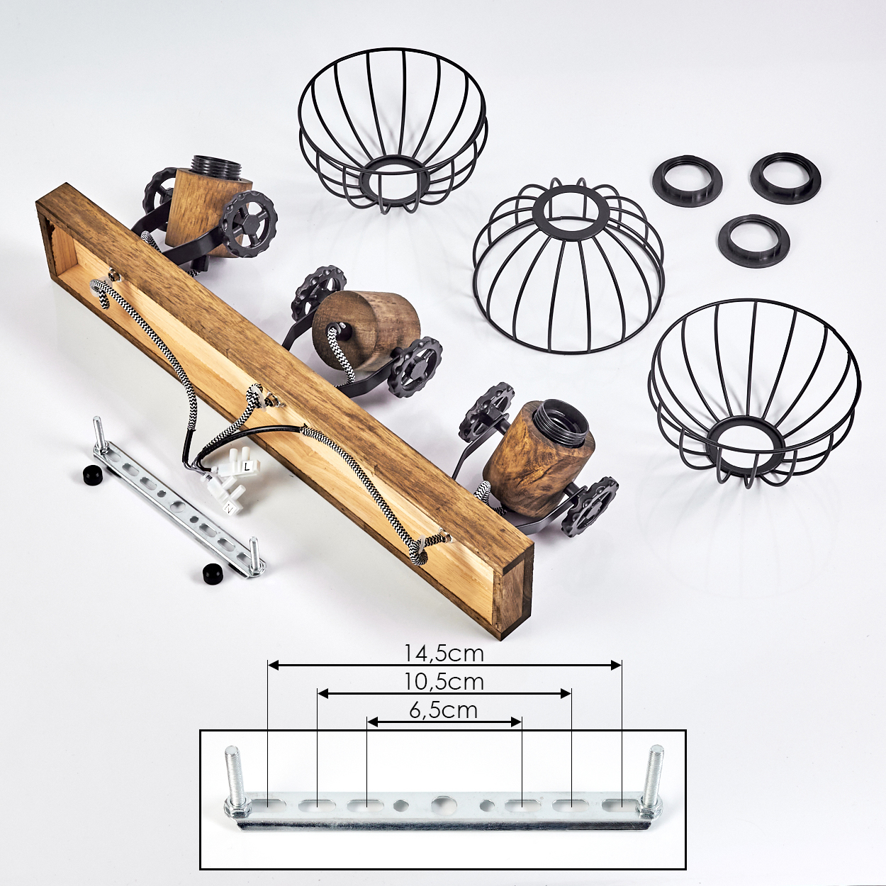 Holzlampenbasis mit Kabeln, Lampenschirmen und Metallteilen.