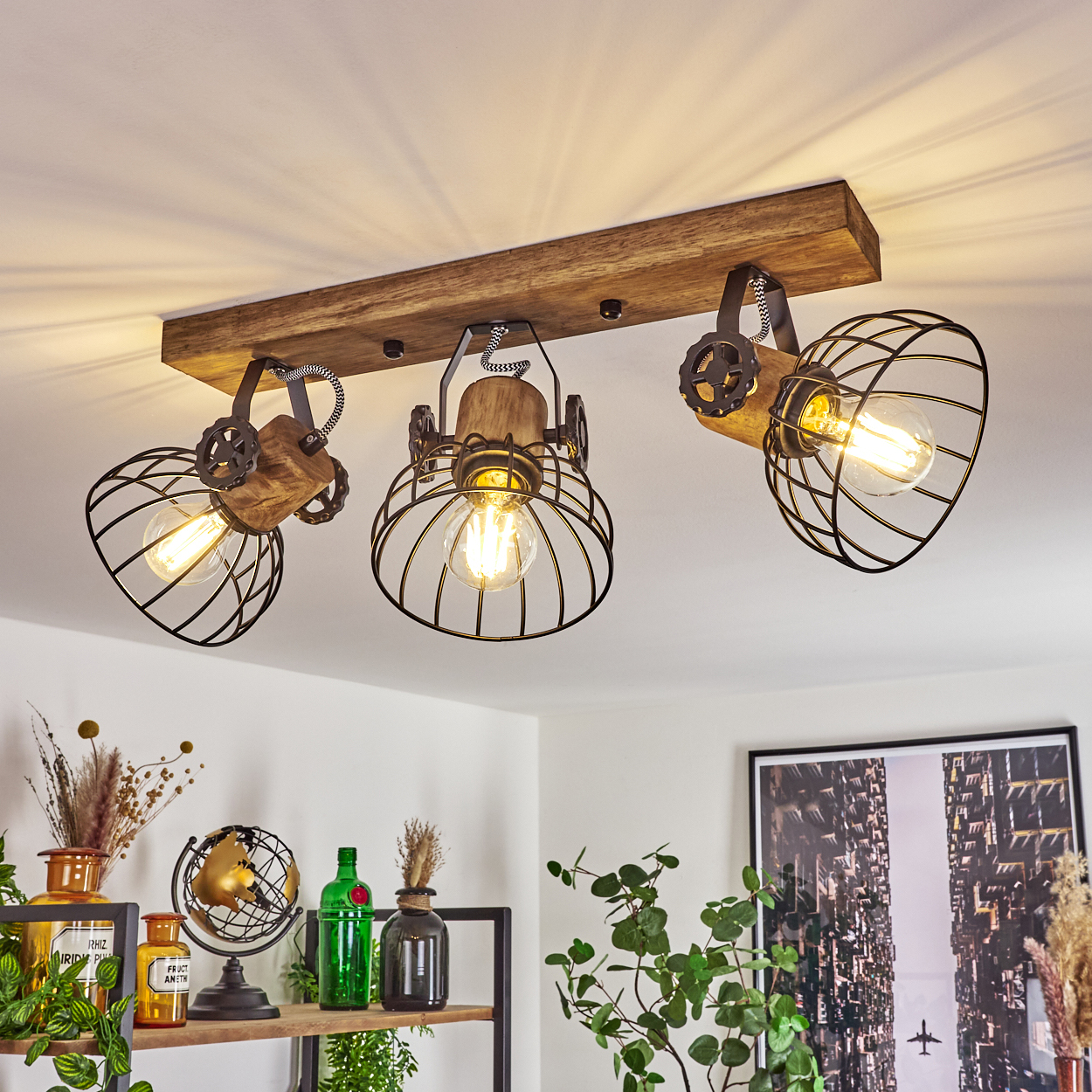 Deckenleuchte mit Holzsockel und drei Drahtkäfig-Lampenschirmen.