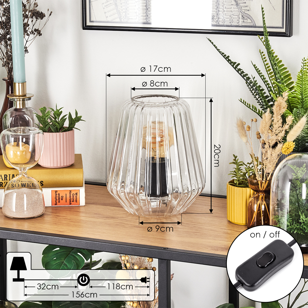 Eine transparente gerippte Lampe mit Glühbirne und Messungen auf einem Regal.
