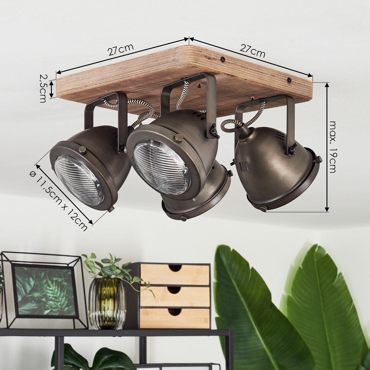 Holzdeckenleuchte mit drei bronzefarbenen Spotköpfen und Kabeln.