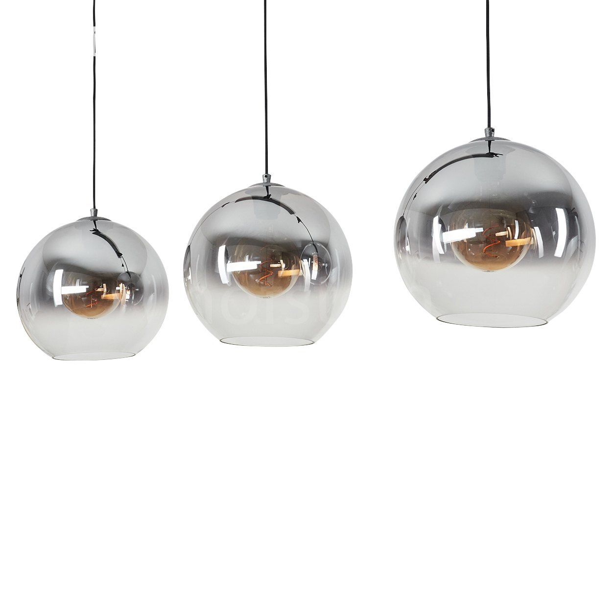 Drei kugelförmige Hängeleuchten mit Rauchglas und sichtbaren Glühbirnen.