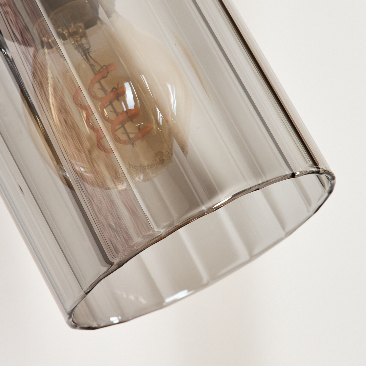Ein Vintage-Glühbirne mit Spiralglühfaden in geripptem Rauchglas.
