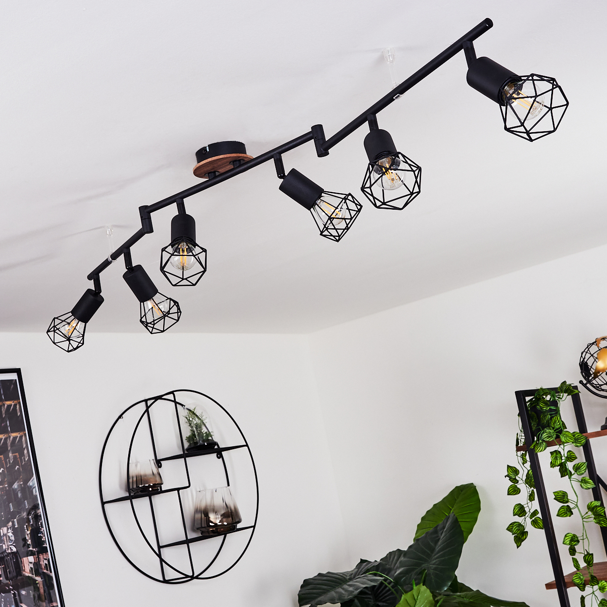 Eine schwarze Deckenleuchte mit sechs Lampenschirmen im Gitterdesign.