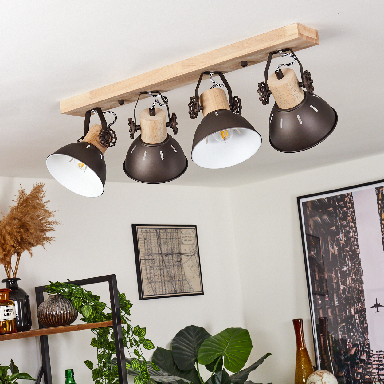 Deckenleuchte mit Holzsockel und vier dunklen Metallschirmen.