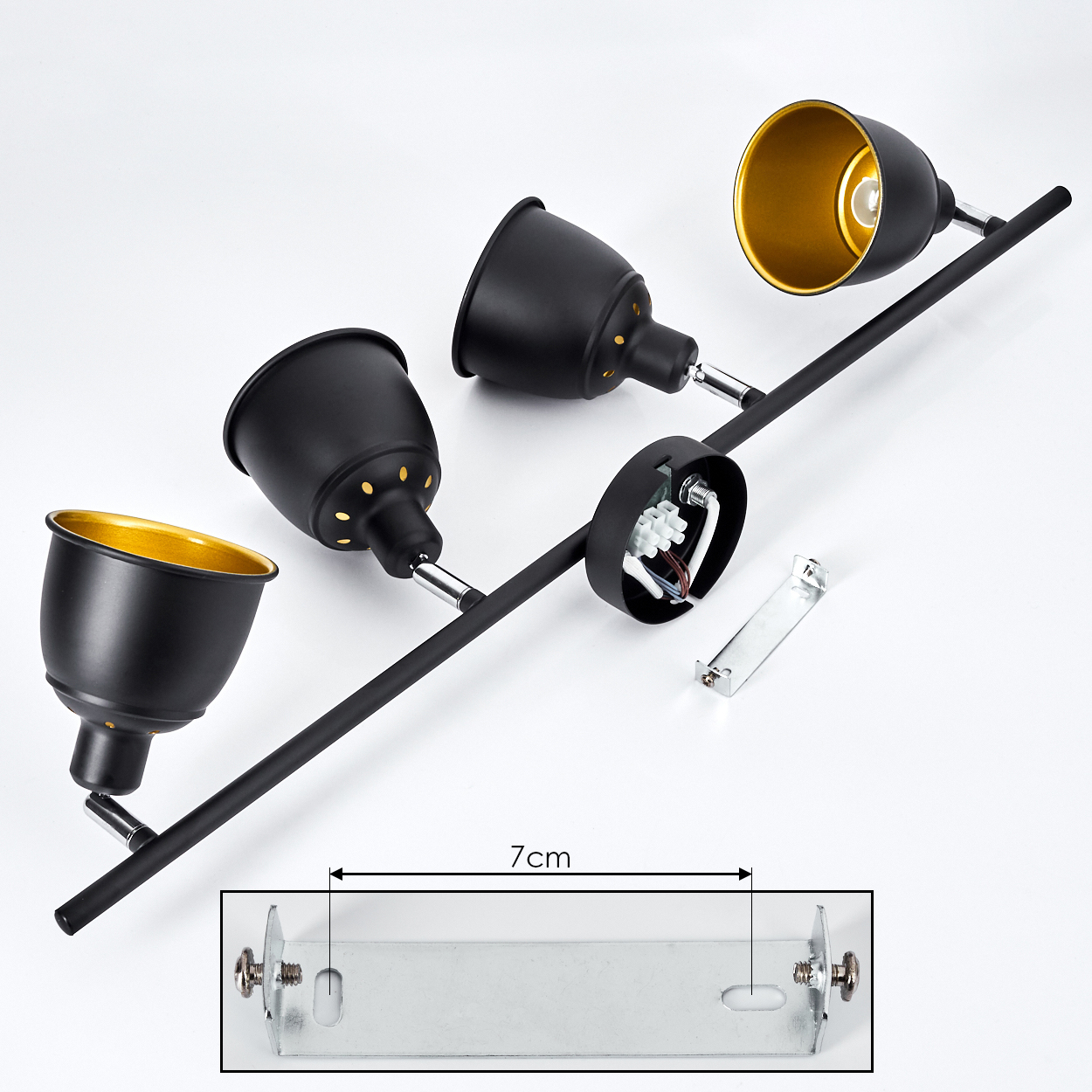 Schwarzer Deckenstrahler mit drei verstellbaren Lampen und goldener Innenseite.