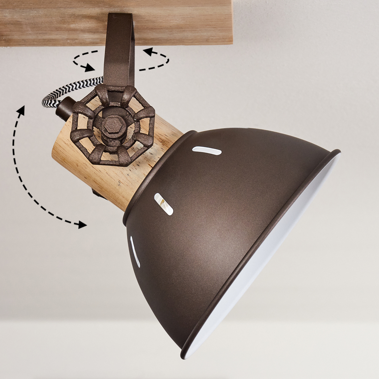 Eine braune Lampe mit Holzdetails, die an einer Holzdecke befestigt ist.