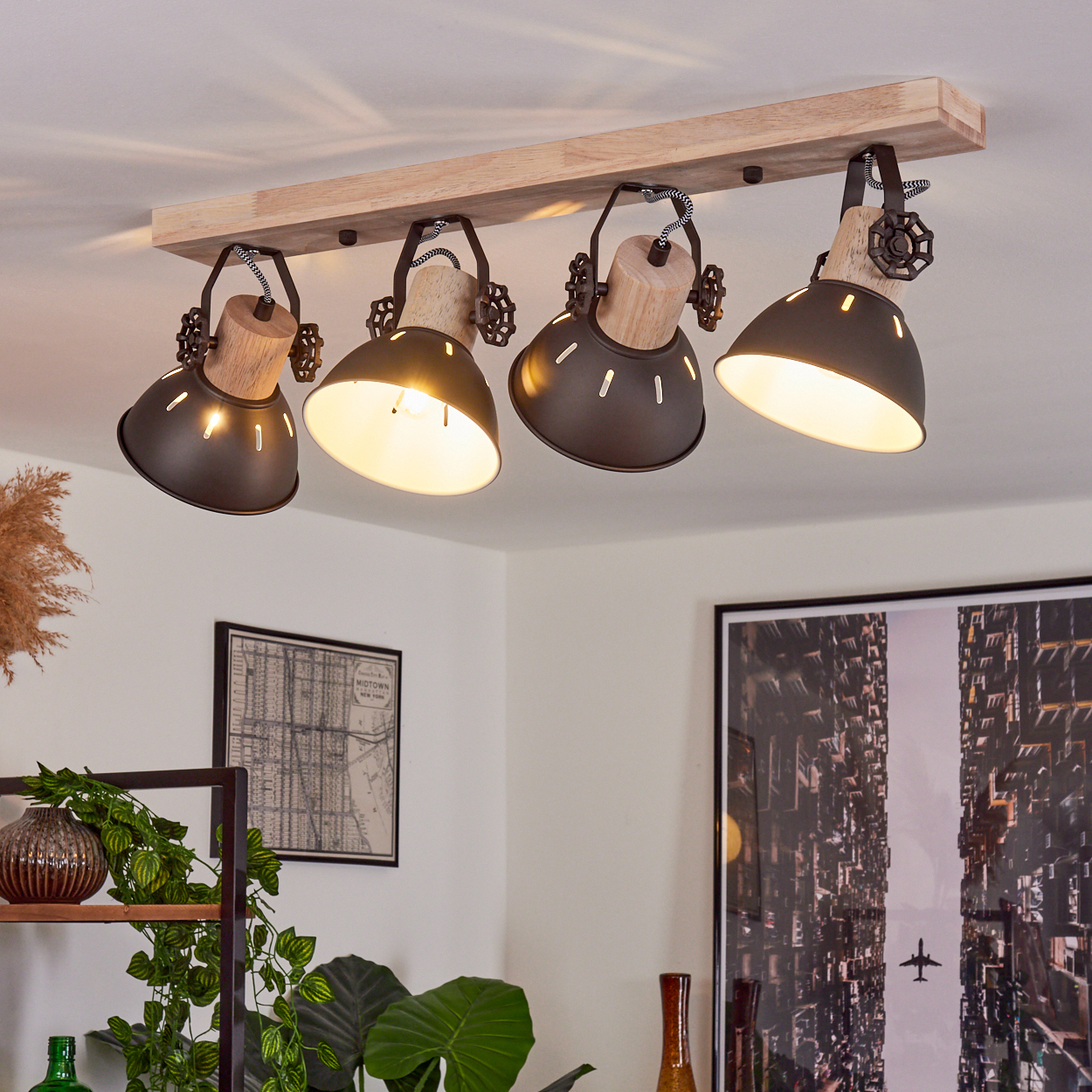 Eine Leuchte mit vier Lampen mit Holzdetails auf einer Holzleiste an der Decke.
