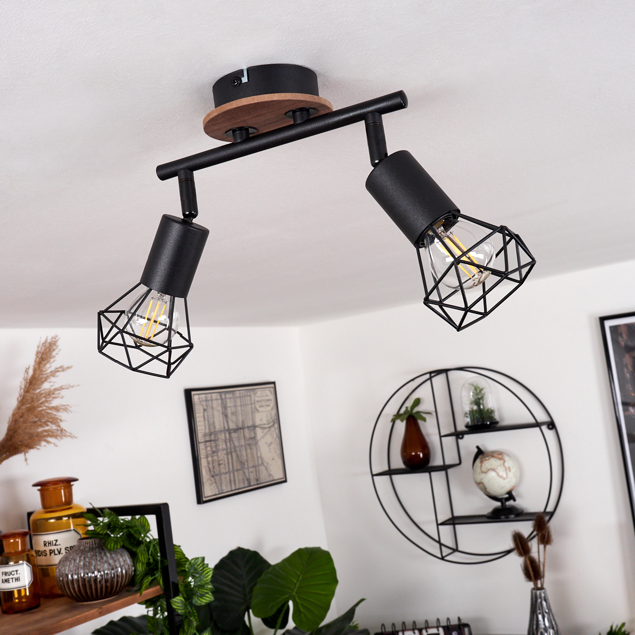 Schwarzer Deckenstrahler mit zwei Lampen, Holzdetail und Gitterkäfig.