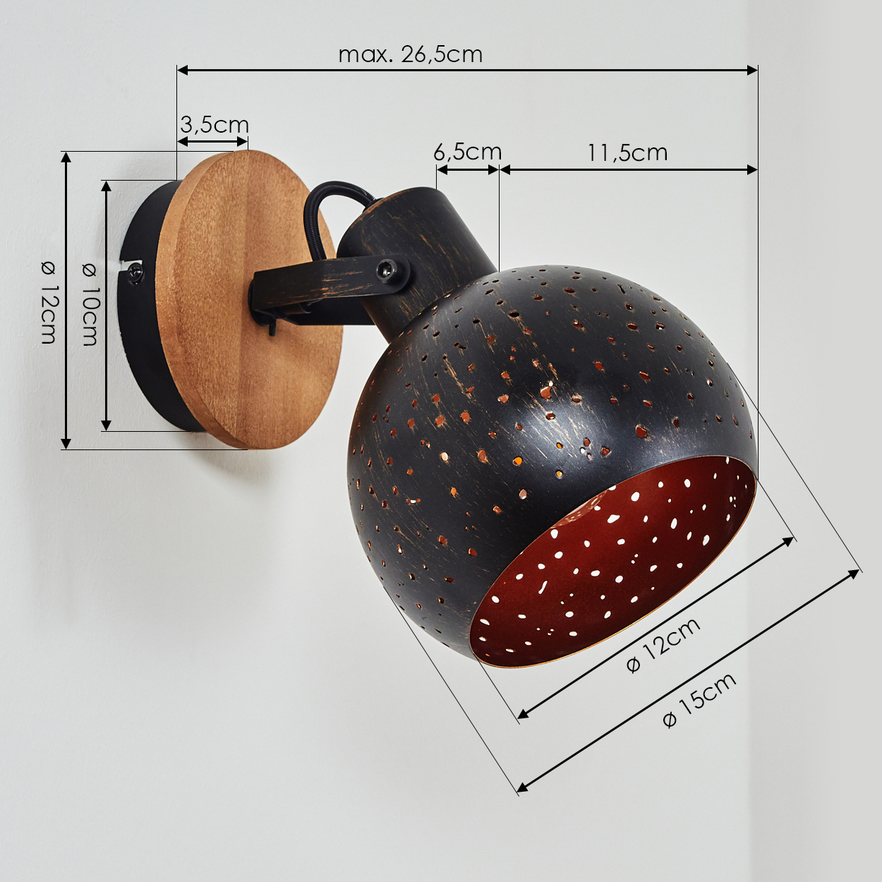 Eine Wandleuchte mit Holzsockel und perforiertem schwarzem Lampenschirm.