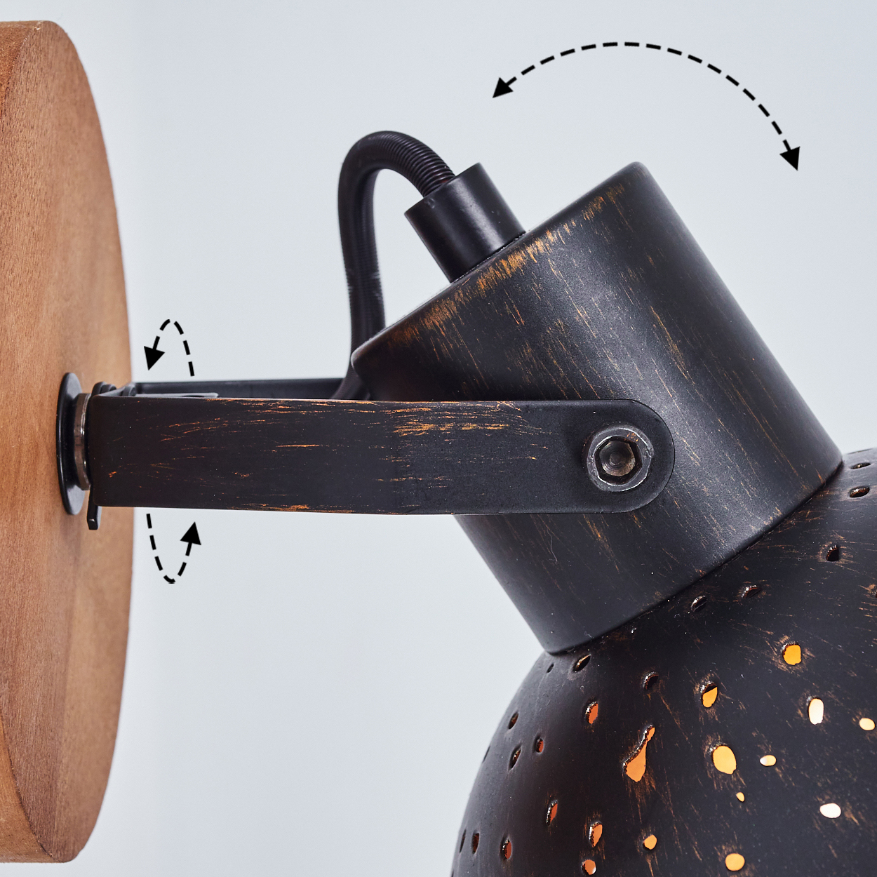 Nahaufnahme einer verstellbaren Wandleuchte mit Holzsockel und schwarzem Metallschirm.