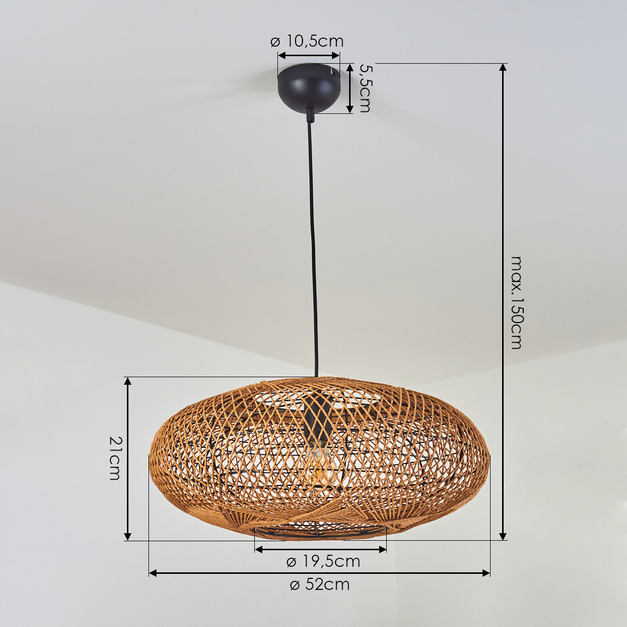 Braune Weidenpendelleuchte mit Maßen. Ø 52cm, H 21cm.