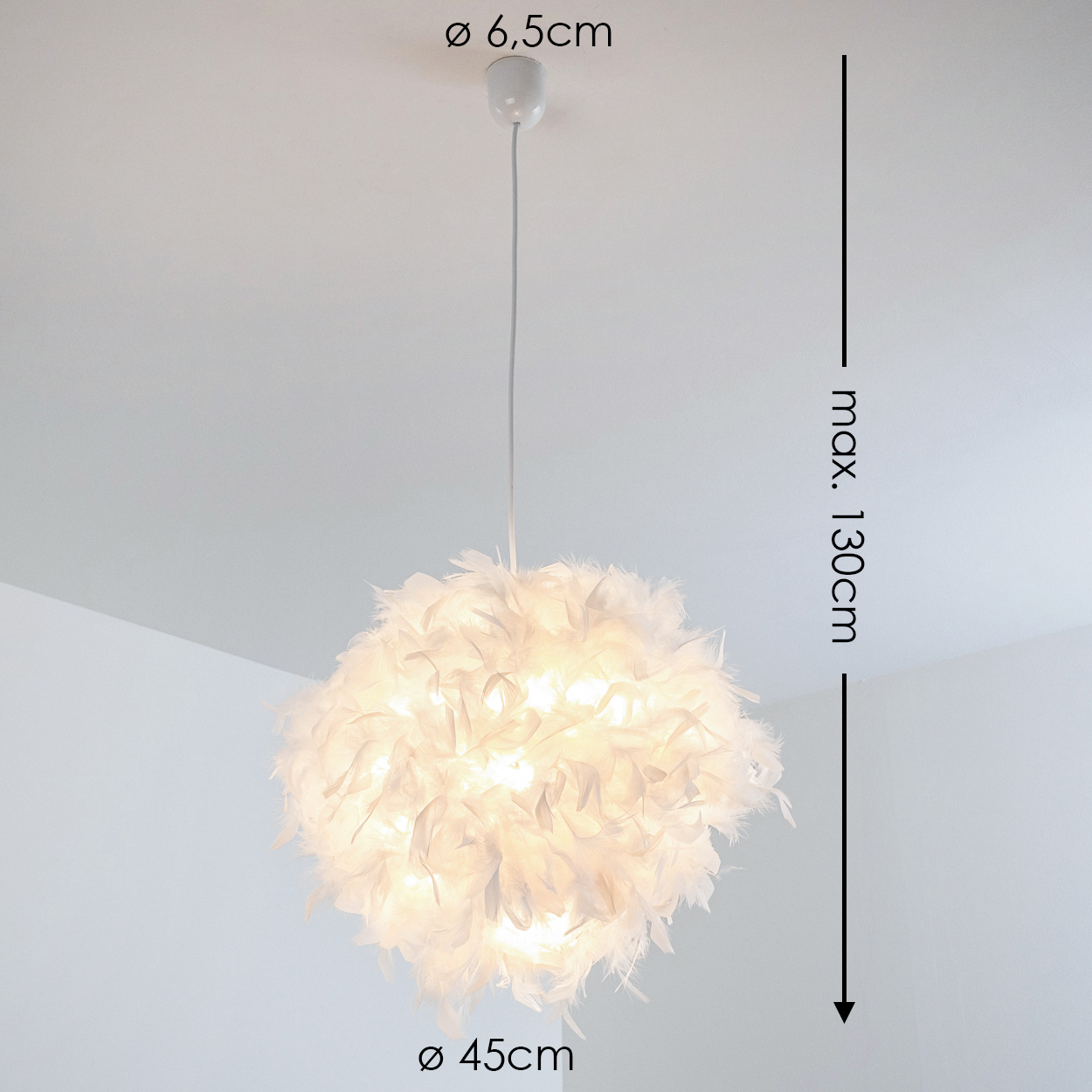 Eine weiße Feder-Hängeleuchte mit 45cm Durchmesser an einer Decke.