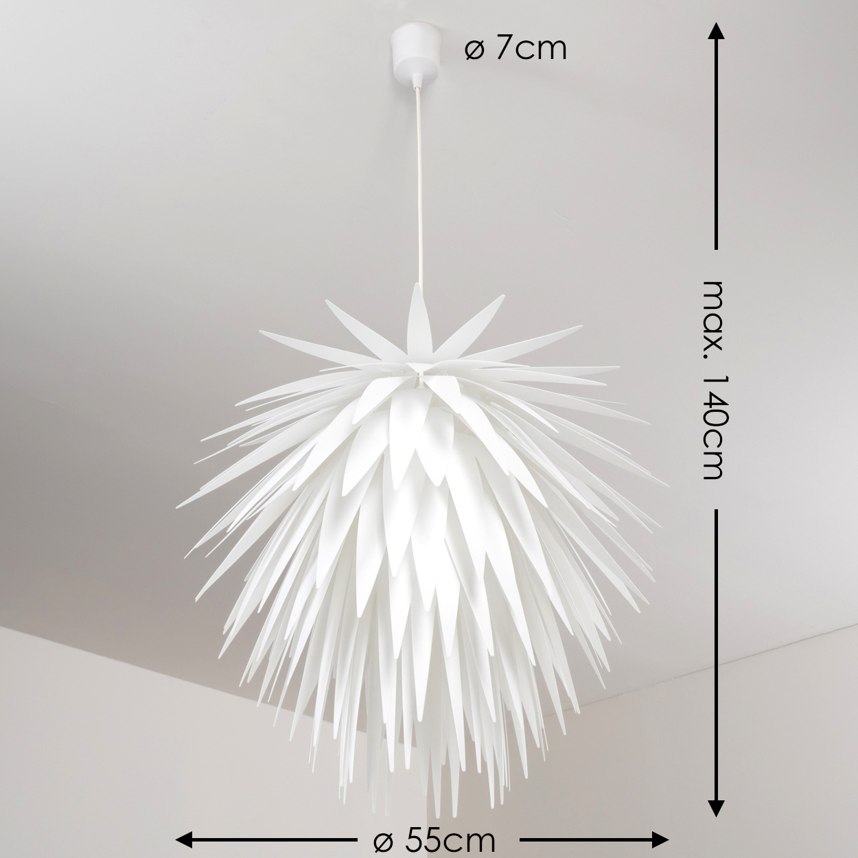 Weiße Lampe mit spitzenförmigen Elementen, 55cm breit, 140cm max. höhenverstellbar.