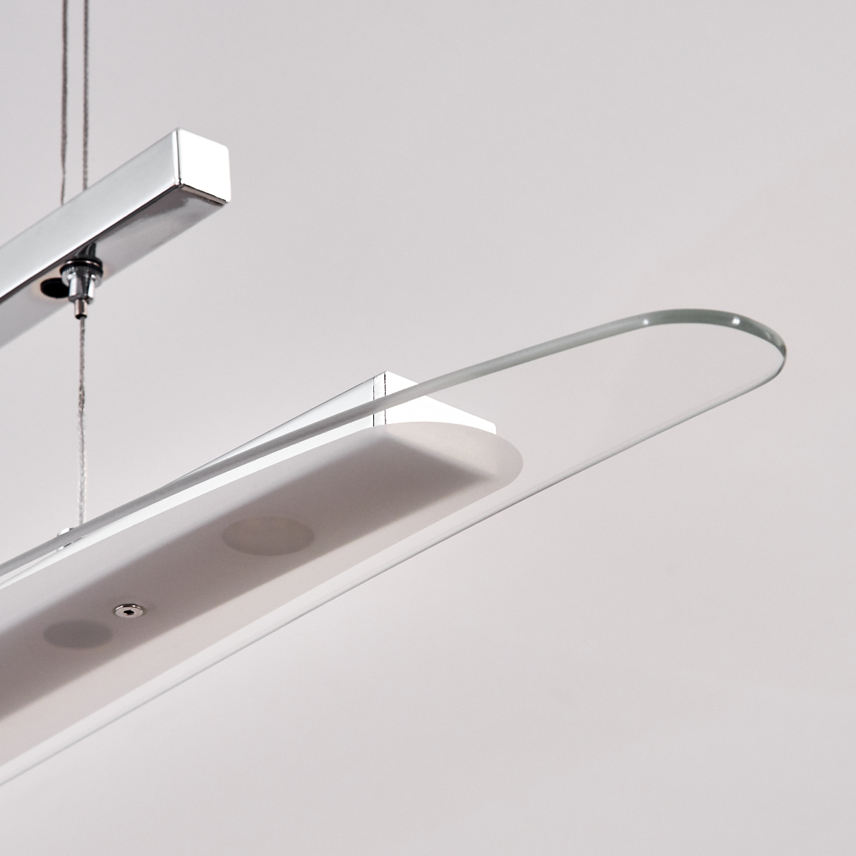 Ein moderner Deckenleuchter mit Glas und Metall.