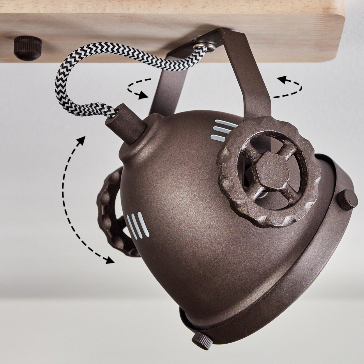 Braune Lampe mit verstellbarem Gelenk und schwarzem Kabel an Holzdecke.
