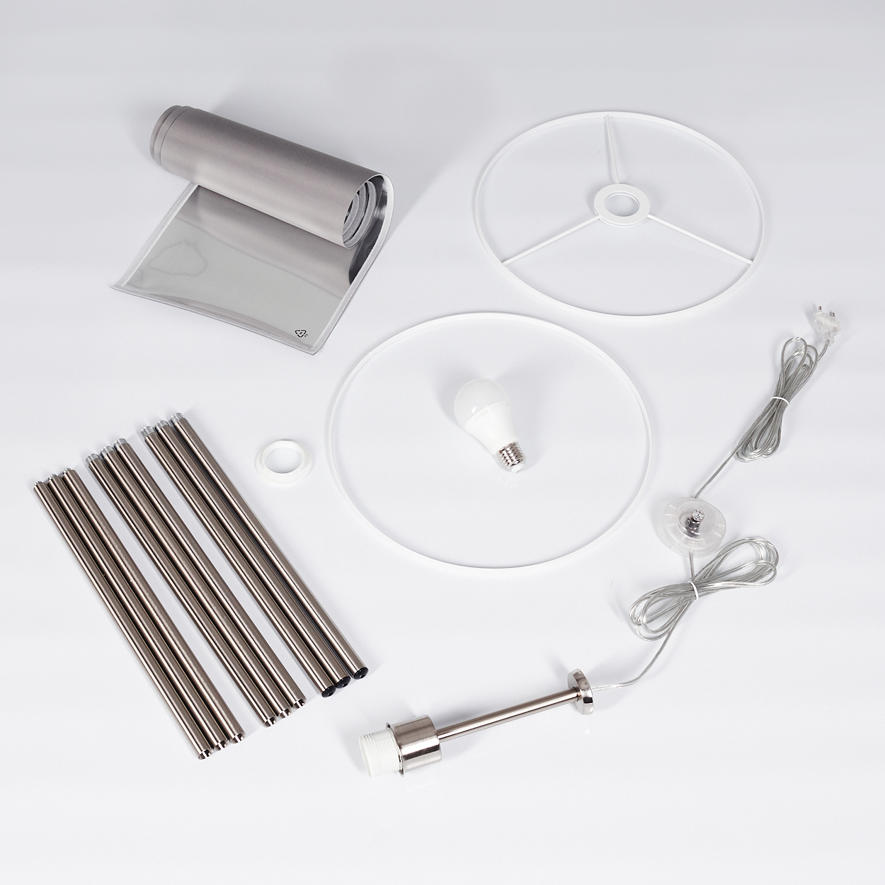 Teile einer Stehlampe: Rohre, Lampenschirmringe, Leuchtmittel, Kabel und Fassung.