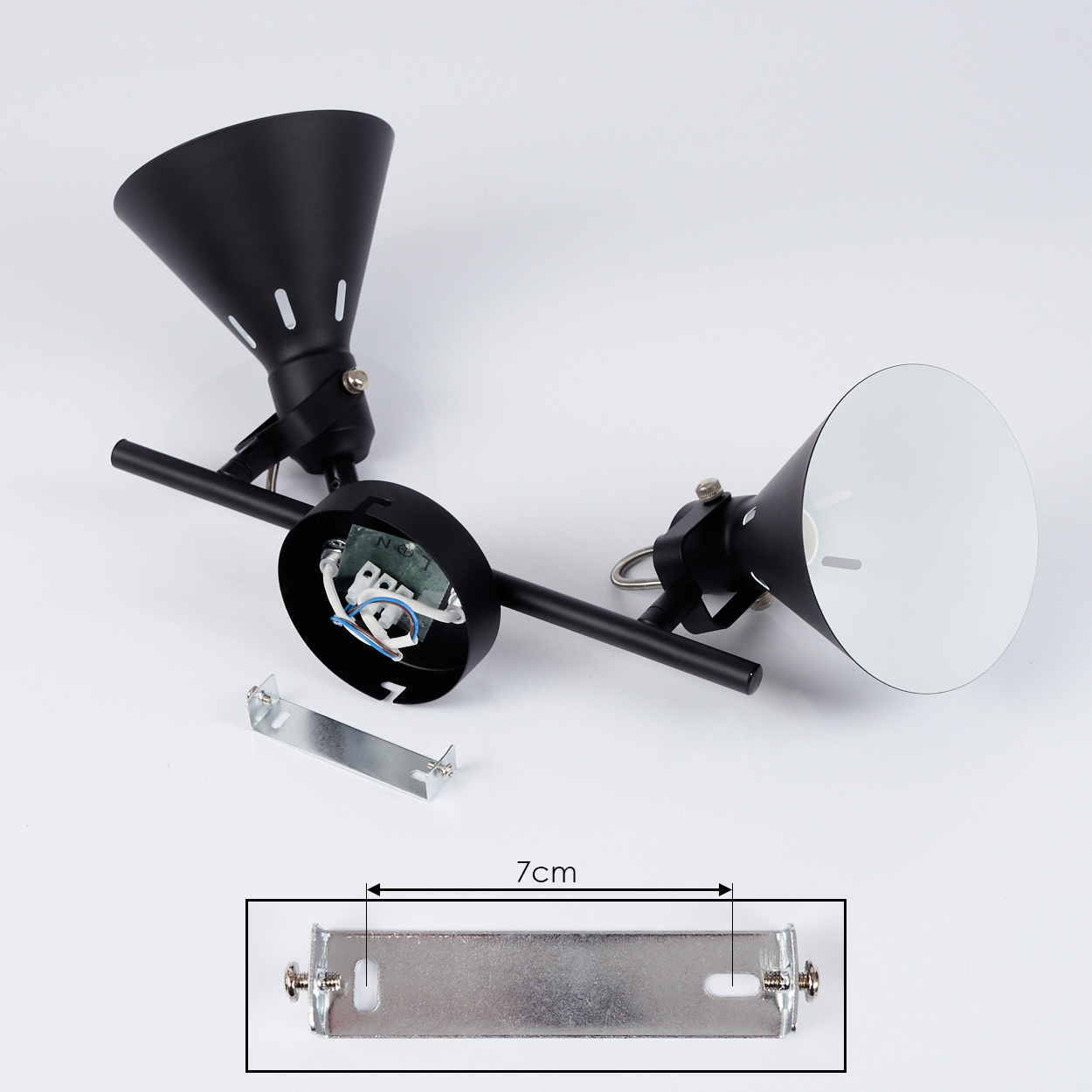 Schwarze Doppelstrahler-Lampe mit offenem Gehäuse und Montagehalterung.