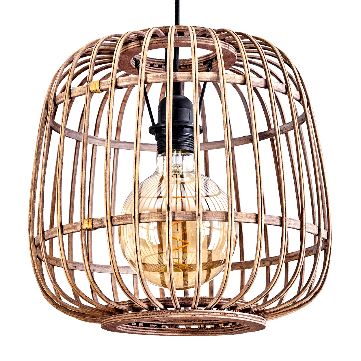 Eine Pendelleuchte aus braunem Holzgeflecht mit einer Edison-Glühbirne.