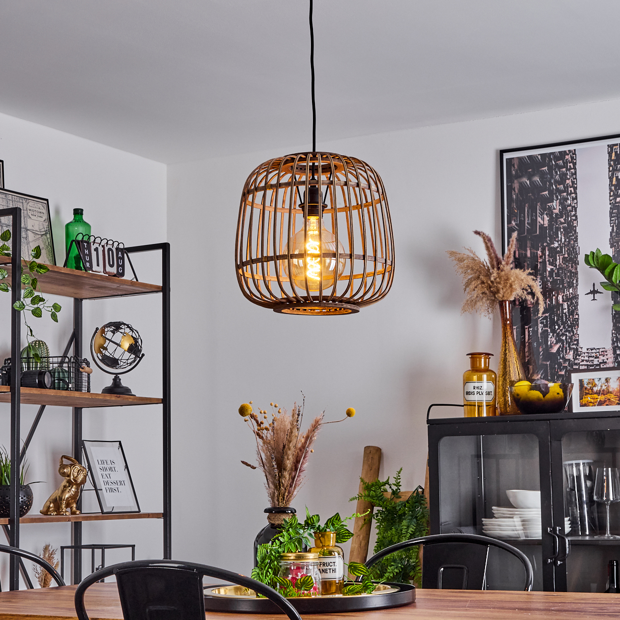Ein rustikaler Hängelampenschirm aus Holz mit einem Glühbirnenlicht hängt über einem Holztisch.
