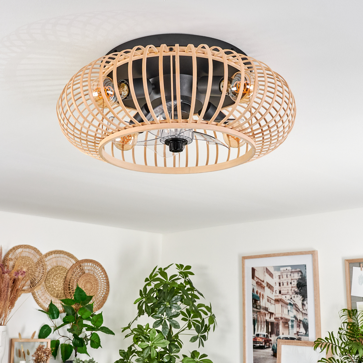 Deckenventilator mit Holzgeflecht-Lampenschirm und sichtbaren Glühbirnen.
