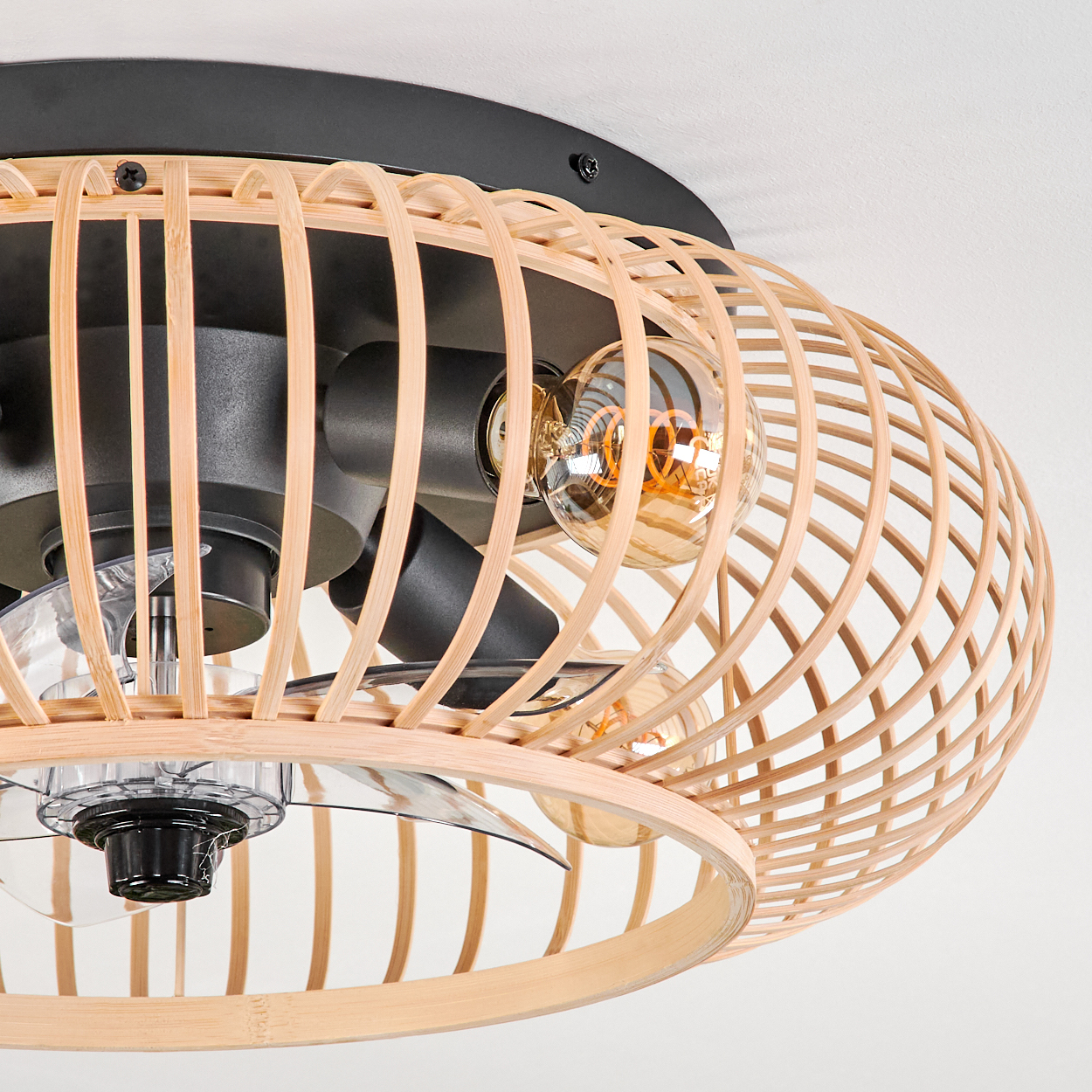 Deckenventilator mit Holzgeflecht-Schirm und Glühbirnen.