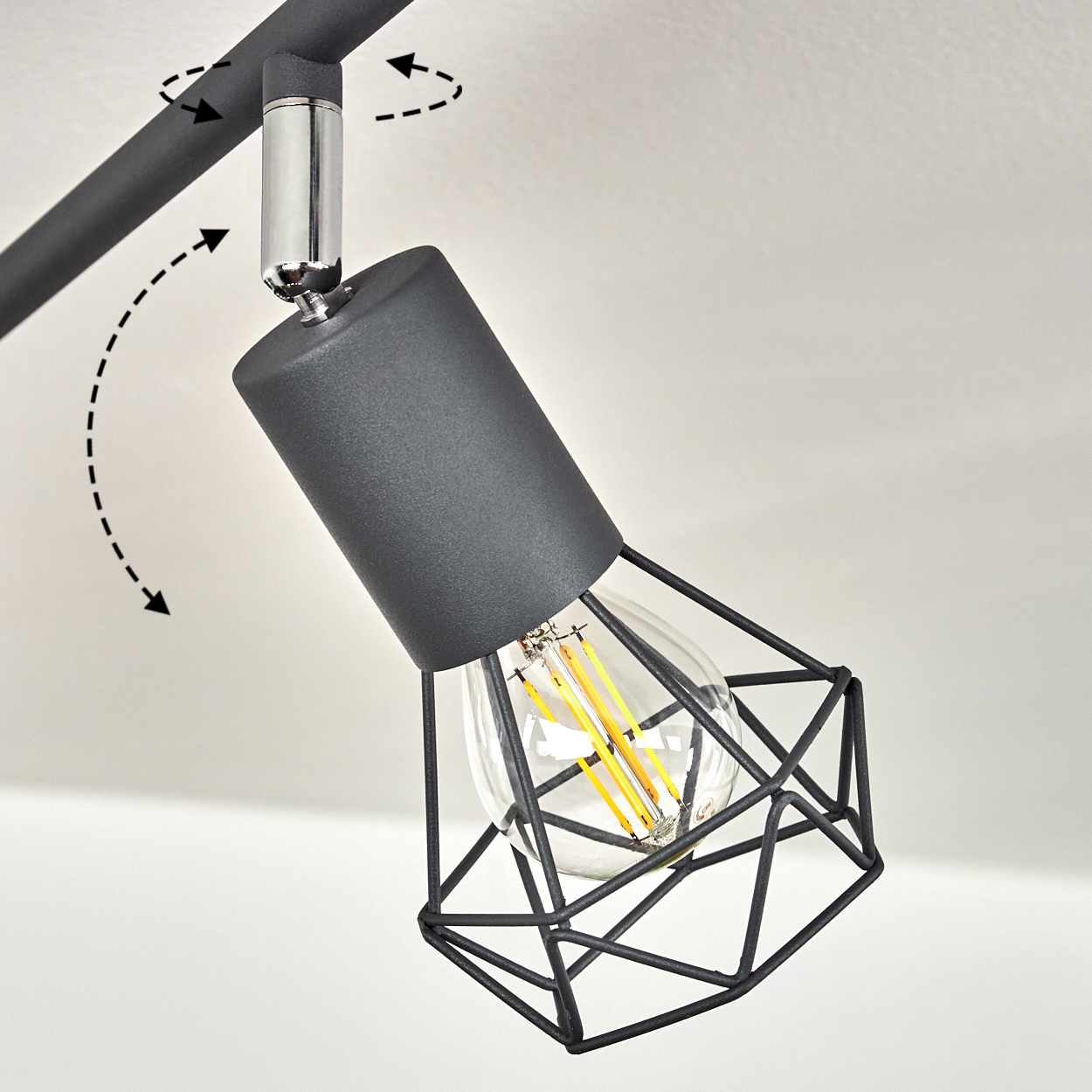 Dunkle Lampe mit Glühbirne und Käfig, schwenkbar an einer Stange.