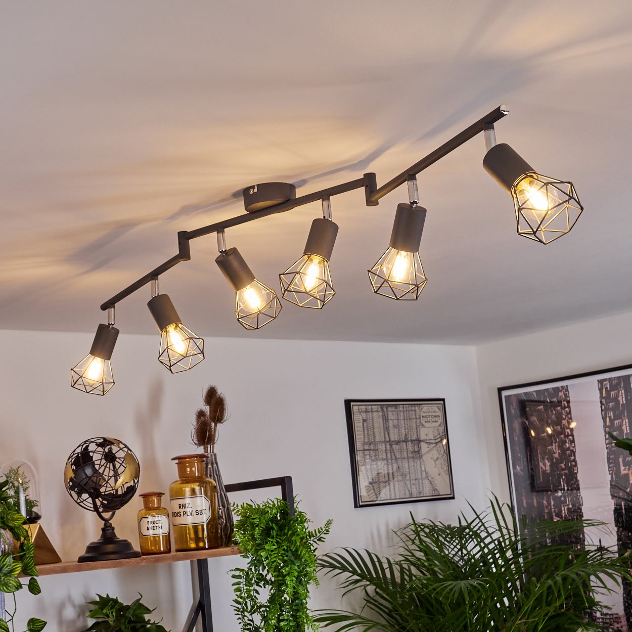 Eine schwarze Deckenleuchte mit sechs verstellbaren Lampen im Industriestil.