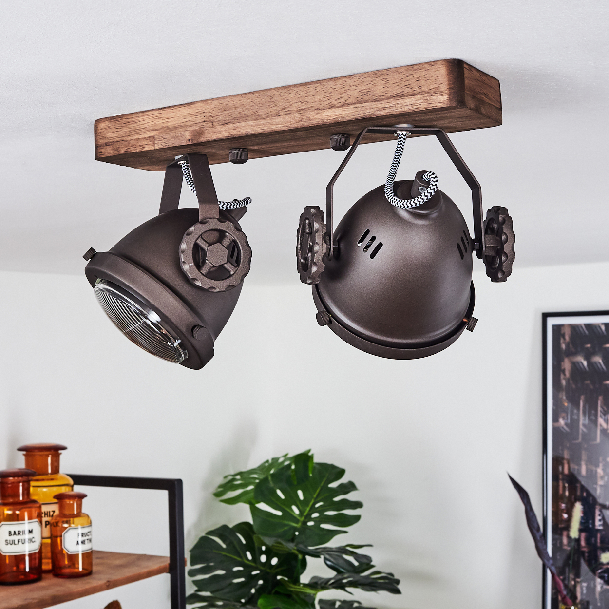 Ein brauner Deckenstrahler mit Holzsockel und zwei verstellbaren Lampen.