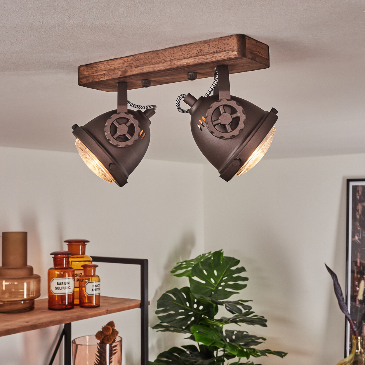 Zwei braune Deckenstrahler mit Holzsockel und Zahnraddetails.