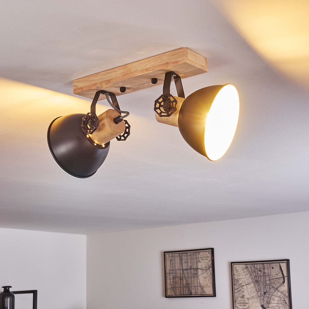 Deckenleuchte mit Holzsockel, zwei verstellbaren schwarzen und gelben Lampenschirmen.